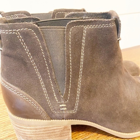 Clarks | Women's Brown Maypearl Daisy Suede Ankle Bootie Size 9 - Picture 8 of 12